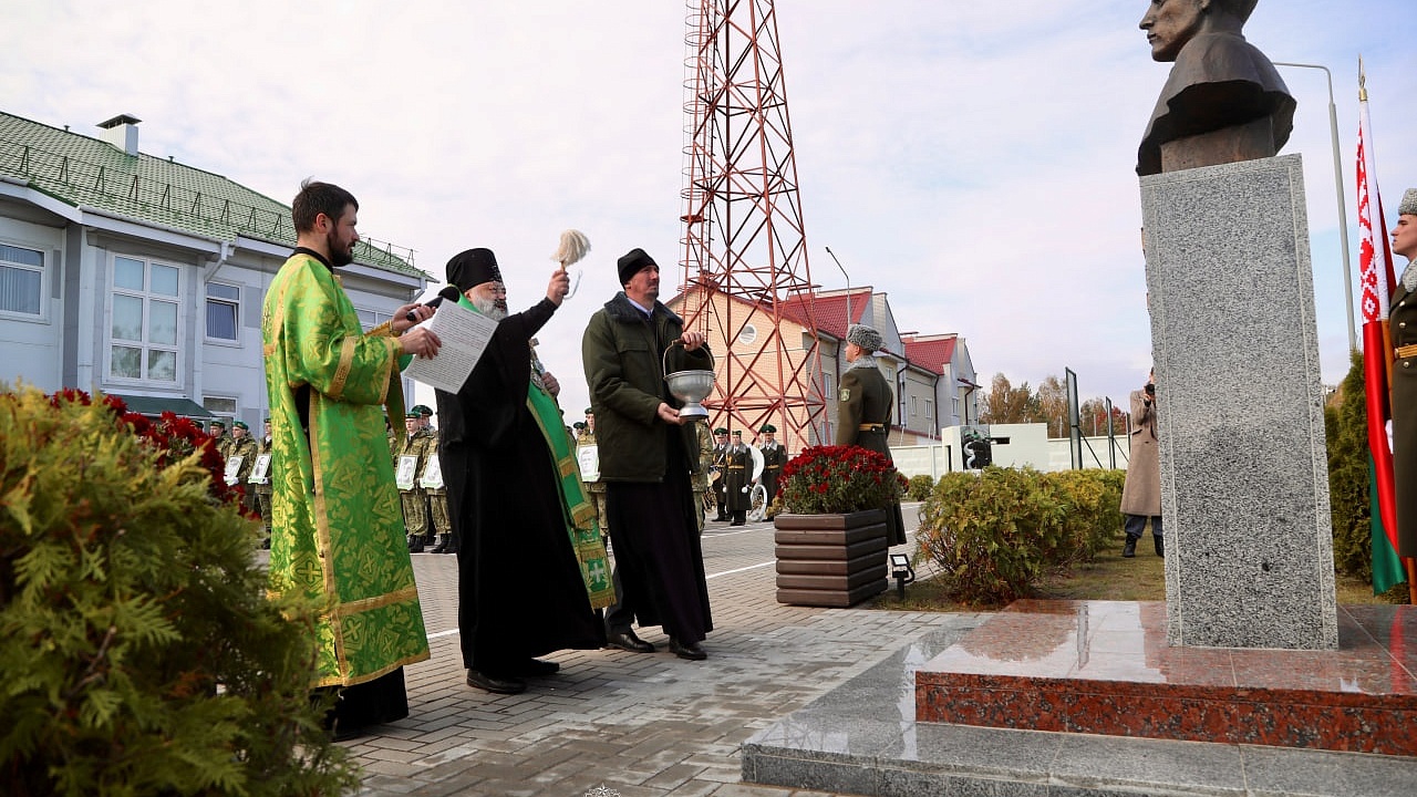 На пограничной заставе «Дивин» Пинского погранотряда открыли памятник-бюст Герою Советского Союза лейтенанту Алексею Лопатину
